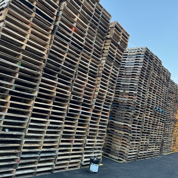 48/40 PALLETS ALL GRADE OF PALLETS - Picture 4 of 4
